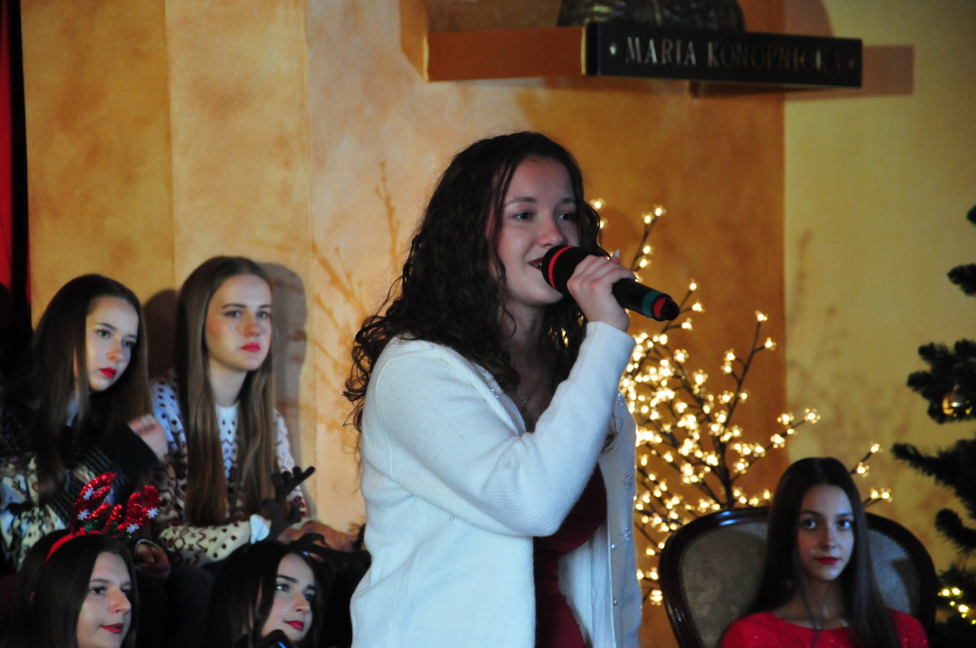 Zdjęcie Koncert Kolęd 2025 (3)0bcdf745-eb06-4e14-949e-a3ff509259a6.JPG w galerii Koncert Kolęd A. D. 2025 w II LO